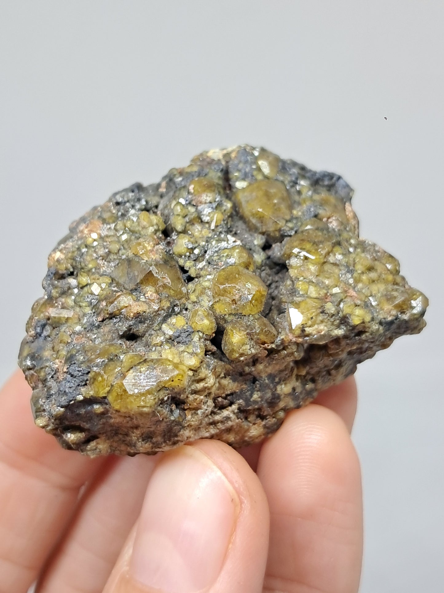 Cúmulo de granate verde en matriz (México) | Cristal en bruto | Ejemplar mineral n.° GR16