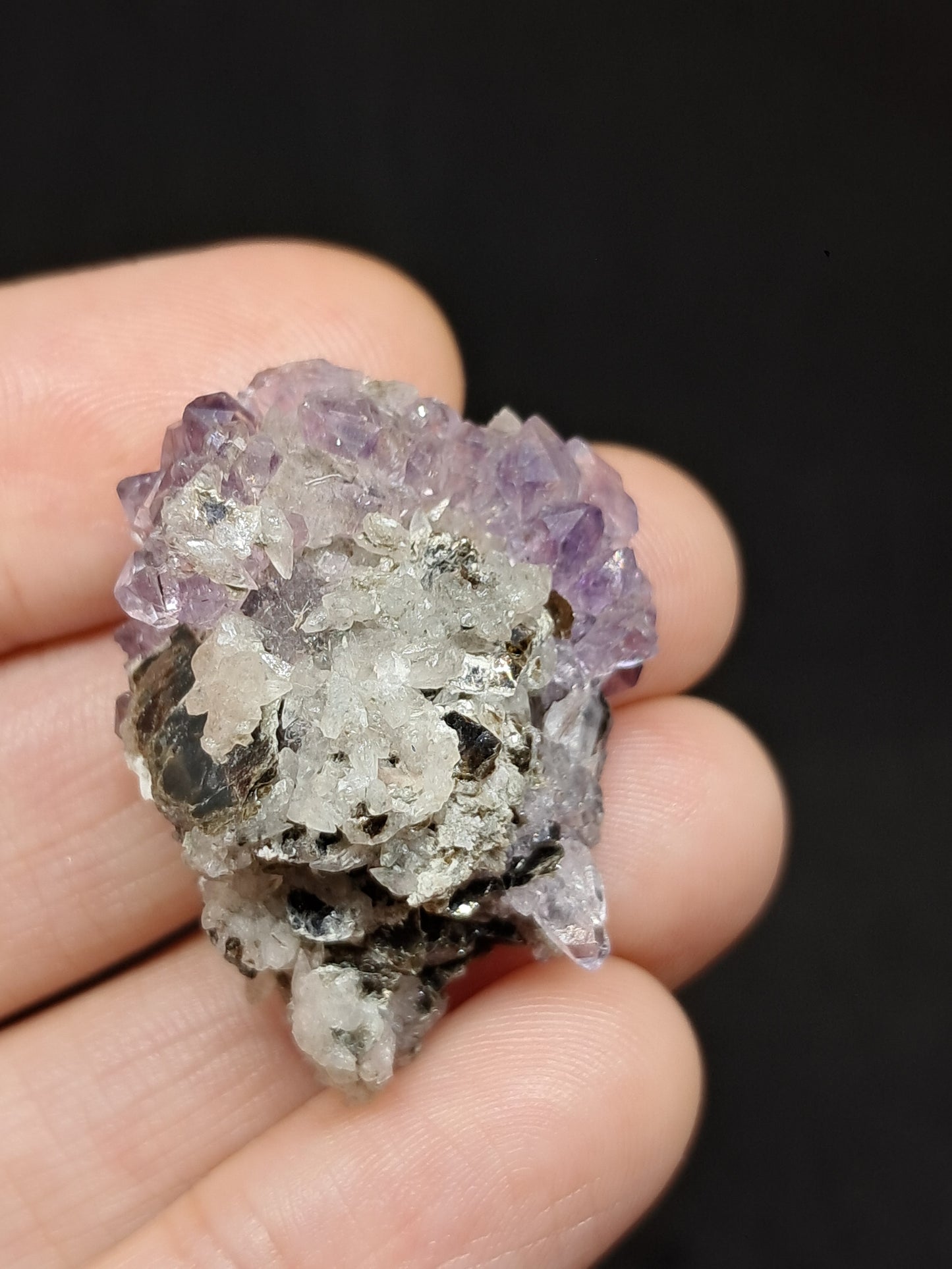 Cúmulo de amatista en matriz de albita y mica (Karur) | Cristal en bruto | Piedra natural | Ejemplar mineral n.° KA107