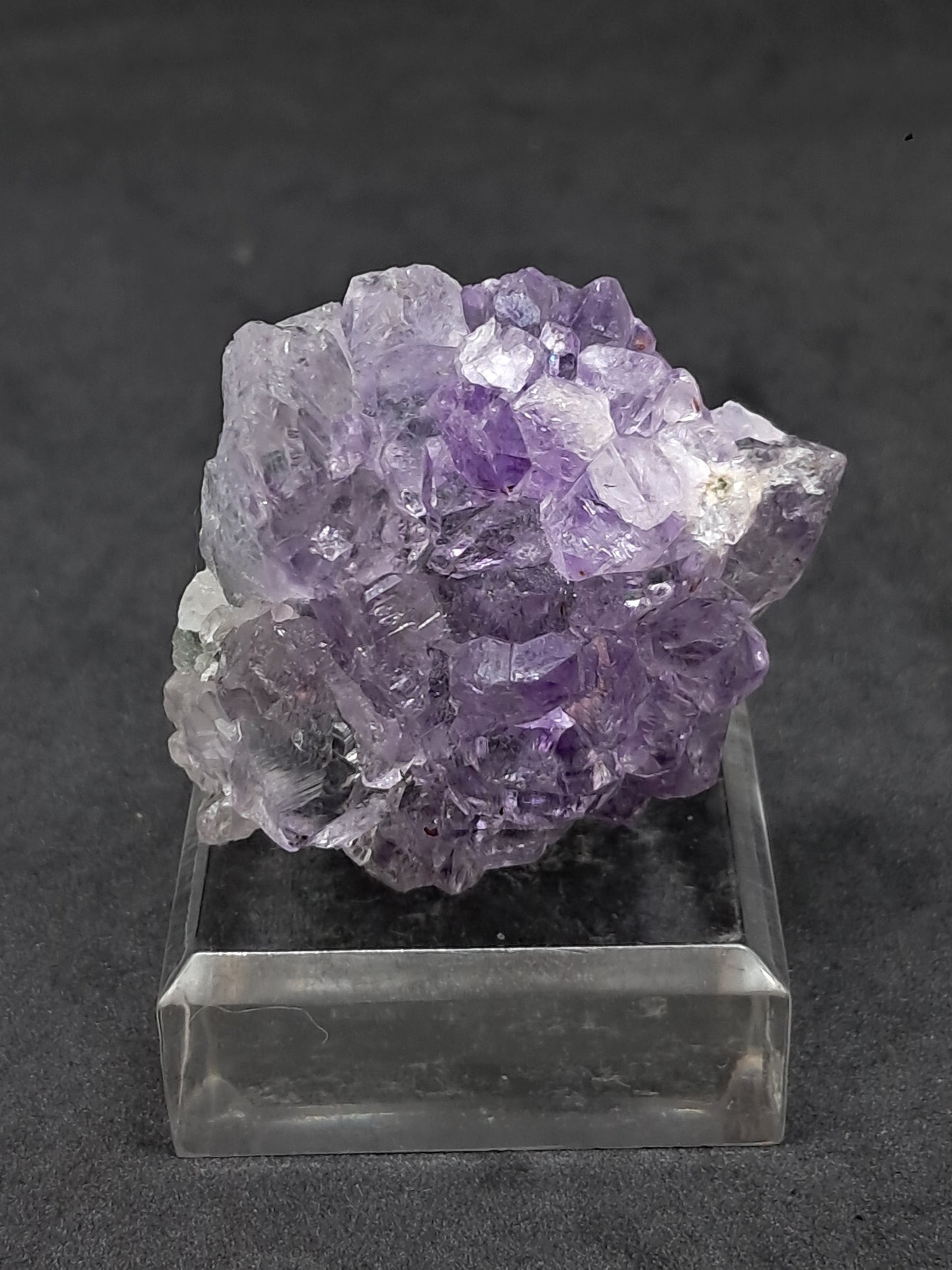 Amatista Elestial sobre matriz de hematita, goethita y calcedonia (Karur) | Cúmulo de cristales | Piedra natural | Ejemplar mineral n.° KA98