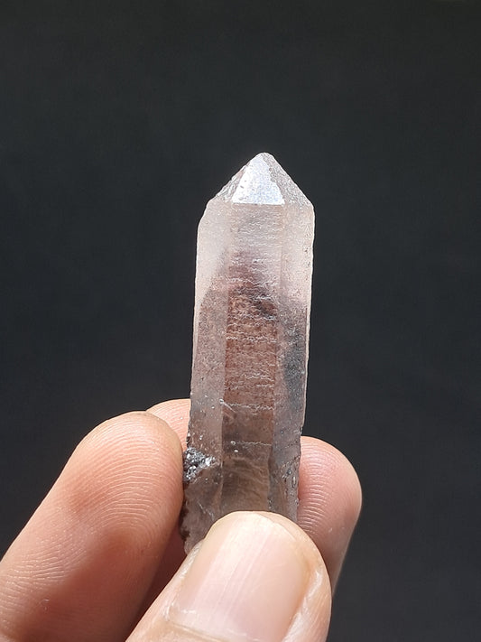 Cuarzo fantasma hematita (Telangana) con magnetita | Punta de cristal natural | Ejemplar mineral n.° HPQ34
