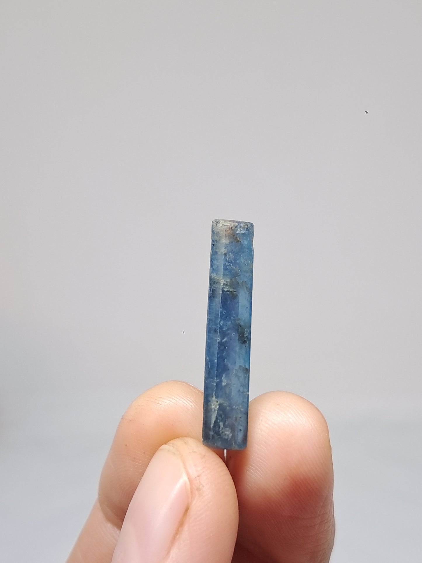 Cianita azul (Nepal) Cristal natural pulido n.° KY14