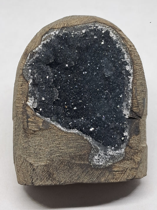 Calcedonia negra en geoda de basalto (Nashik) | Cristal natural | Ejemplar mineral n.° BC11