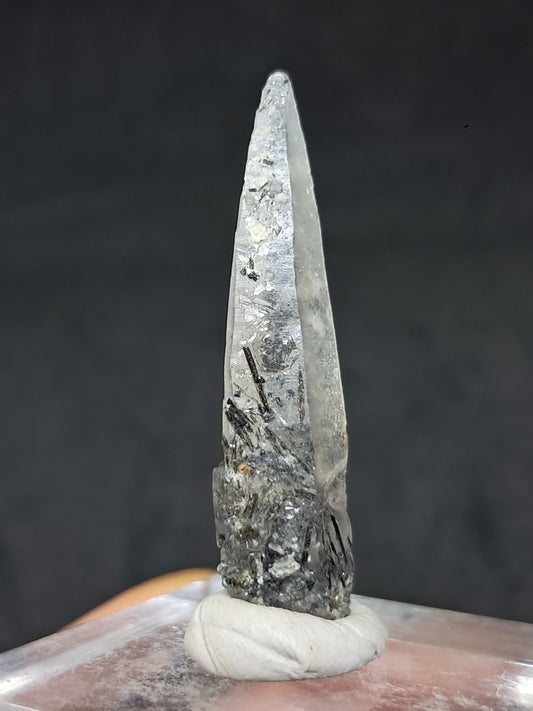 Punta de cristal de cuarzo turmalinado (karur), piedra natural | Ejemplar mineral n.° TQ27