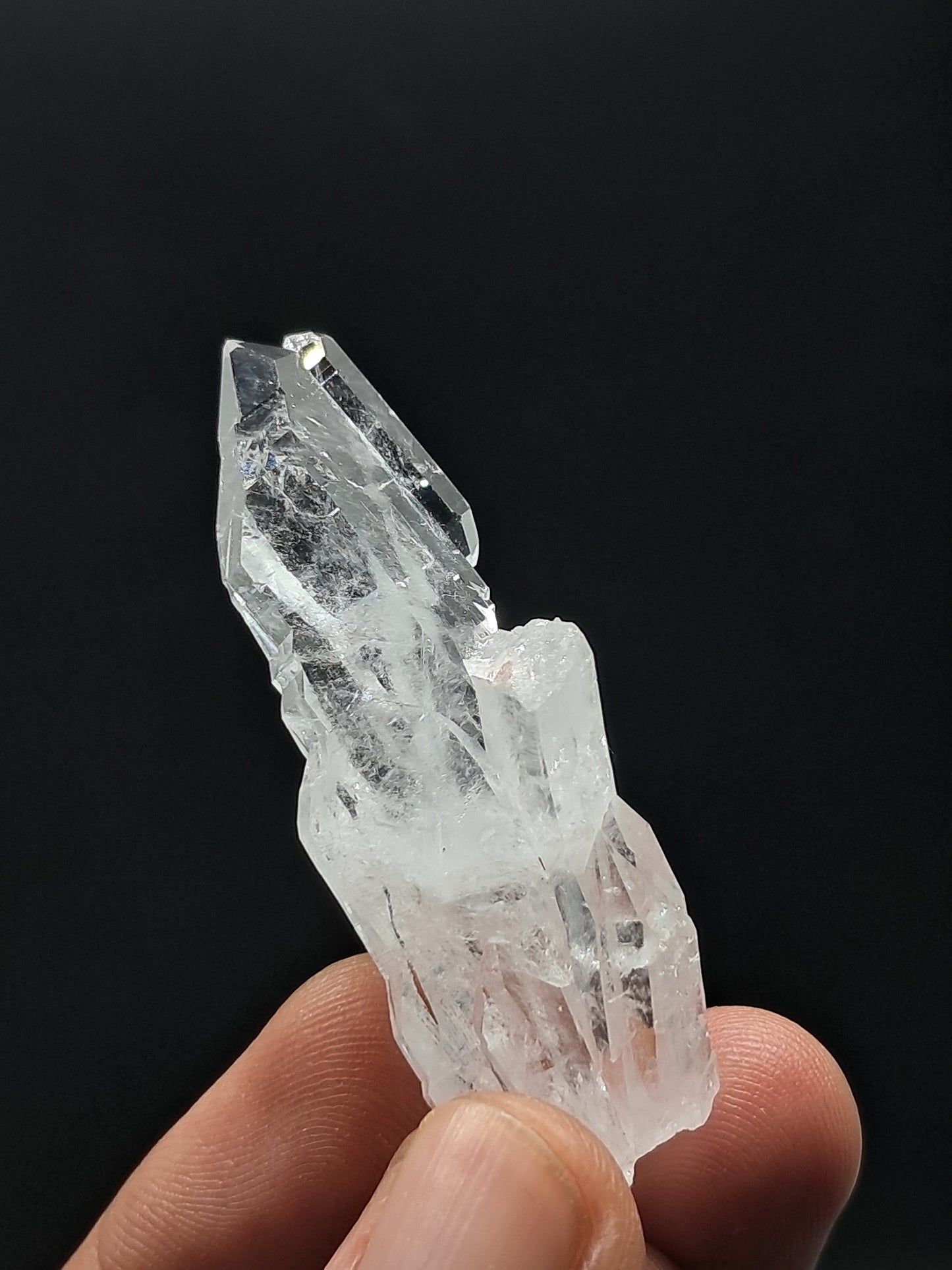 Cuarzo transparente desvanecido con crecimiento escalonado (Santander, Colombia) Punta natural | Ejemplar mineral n.° COQ14