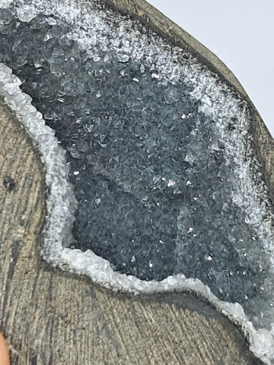 Calcedonia negra en geoda de basalto (Nashik) | Cristal natural | Ejemplar mineral n.° BC22