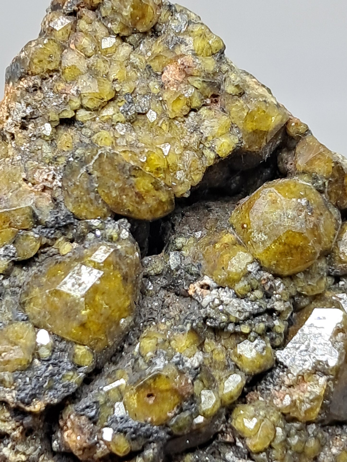 Cúmulo de granate verde en matriz (México) | Cristal en bruto | Ejemplar mineral n.° GR16