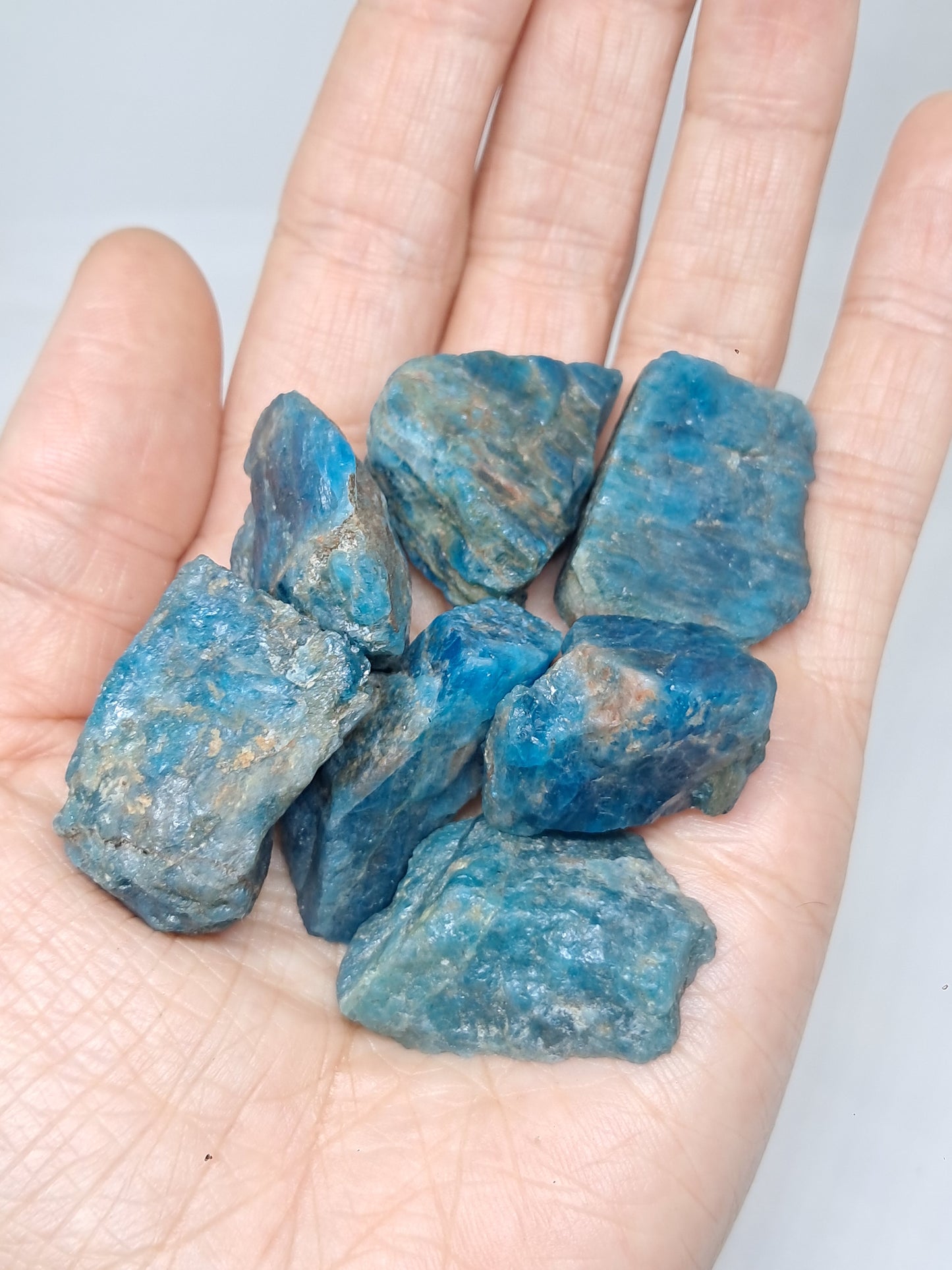 Apatita azul cristalina en bruto (Madagascar) Piedra natural n.° AP6