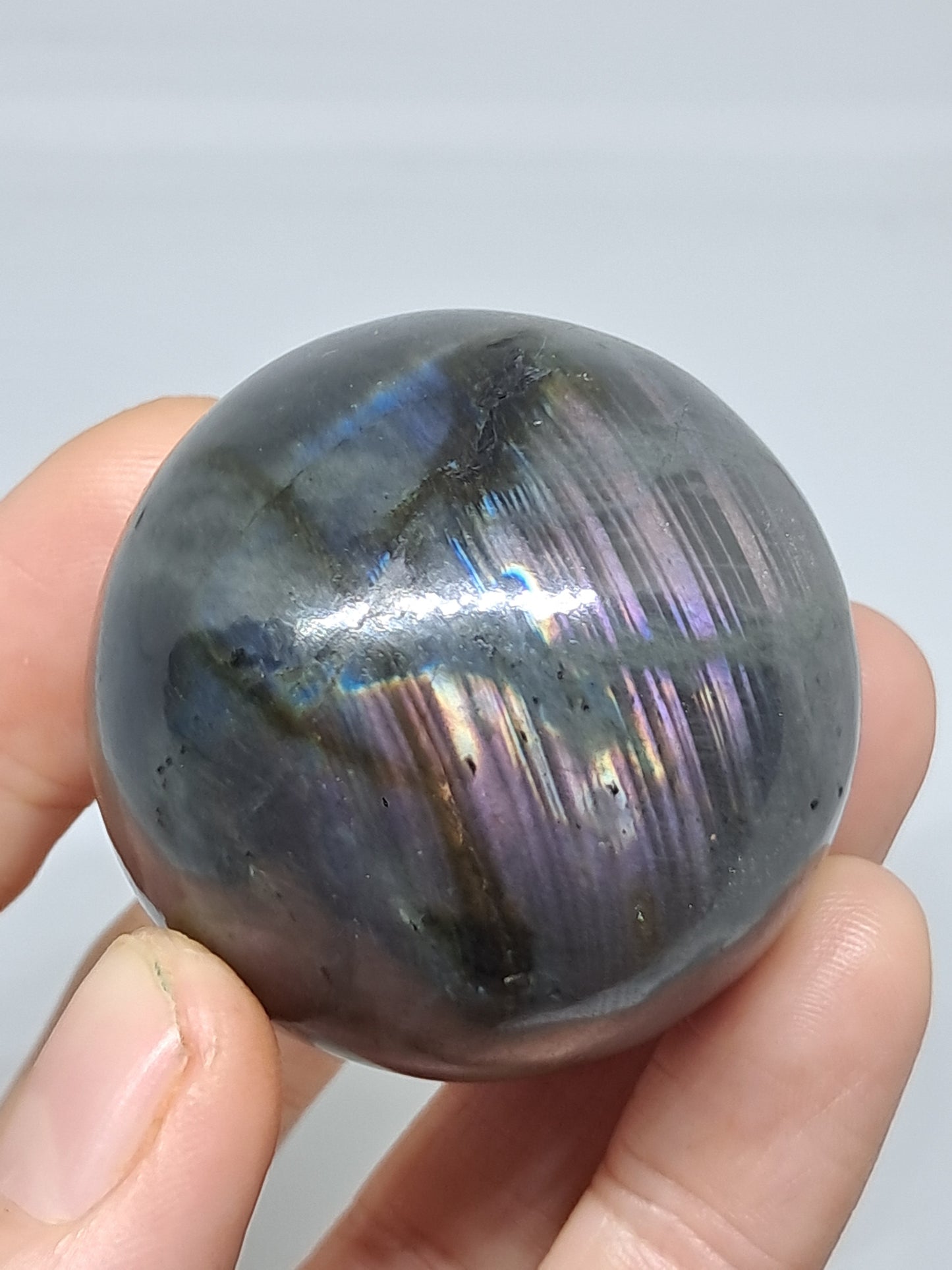 Esfera de labradorita (Madagascar) | Destellos rosas y morados | Piedra pulida #LB10