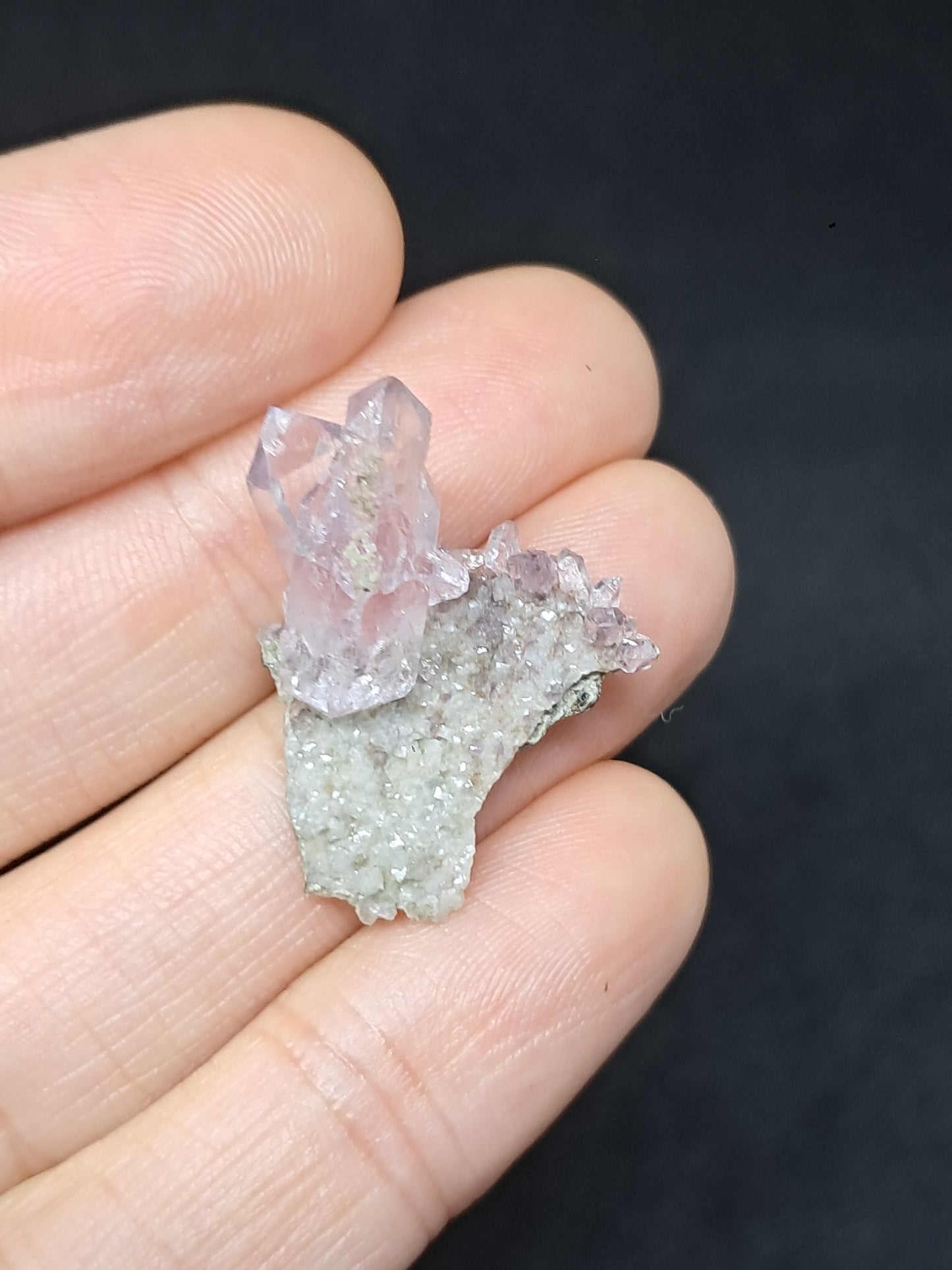 Cúmulo de cetro de amatista sobre base de calcedonia y mica Elestial (Karur) | Cúmulo de cristal | Piedra natural | Ejemplar mineral n.° KA99