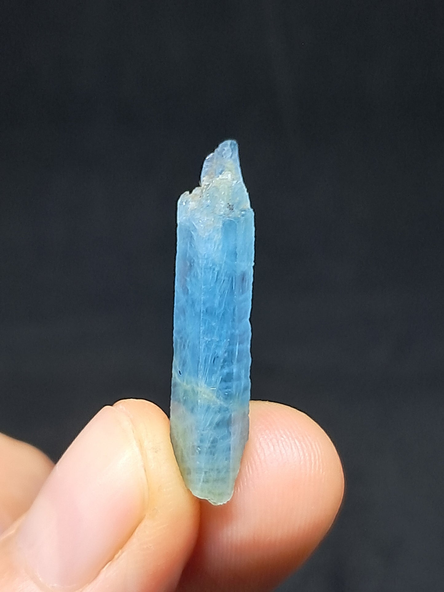 Aguamarina de alta calidad (Karur) en bruto, cristal hexagonal | Ejemplar mineral n.° AQM18