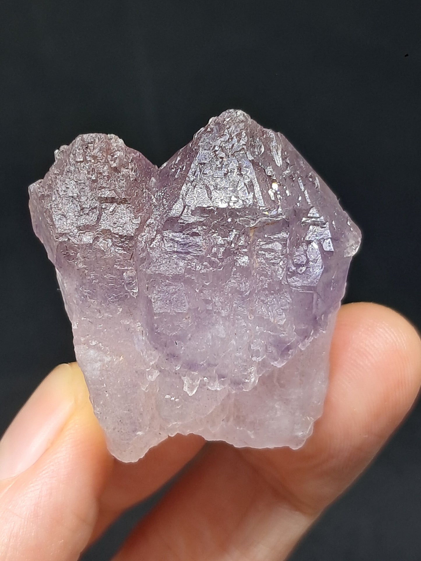 Punta de cristal de amatista grabada con cetro maclado (Karur) | Piedra natural | Ejemplar mineral n.° KA91