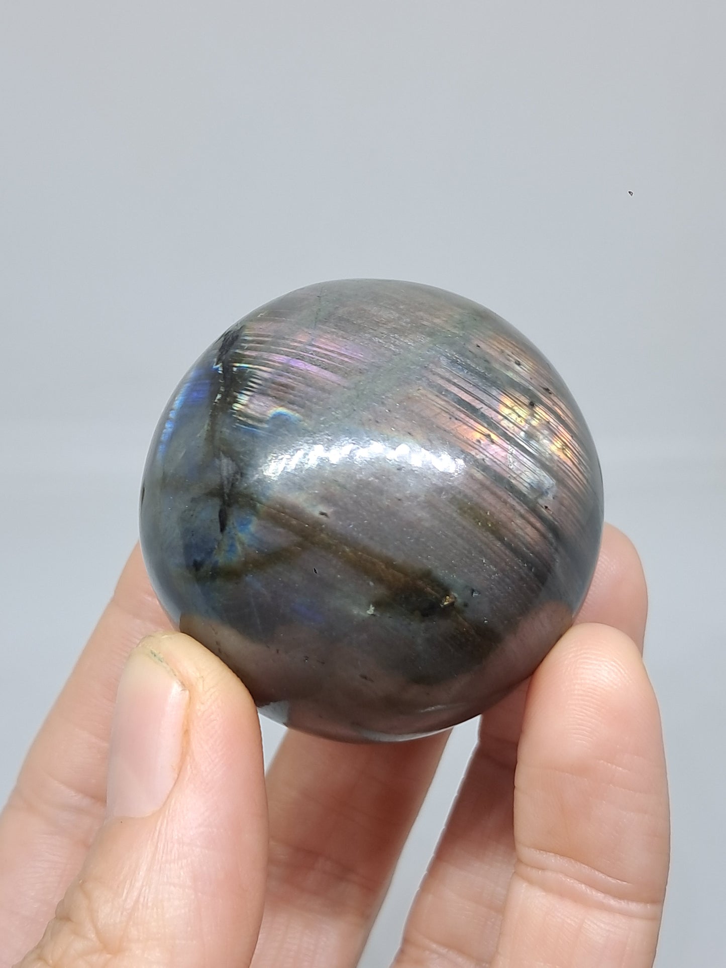 Esfera de labradorita (Madagascar) | Destellos rosas y morados | Piedra pulida #LB10