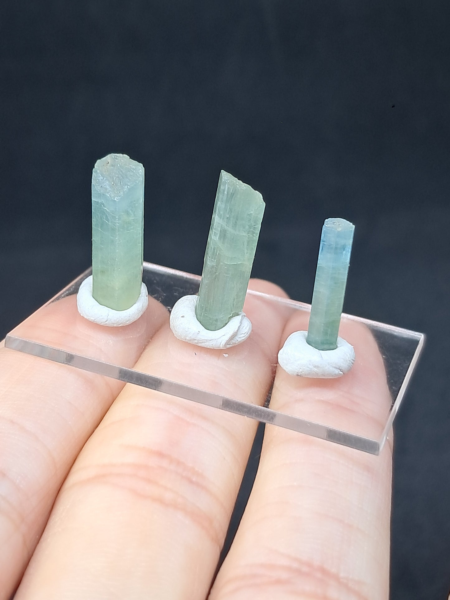 Conjunto de 3 Aguamarinas (Karur) Cristales Hexagonales en Bruto | Ejemplar Mineral n.° AQM34