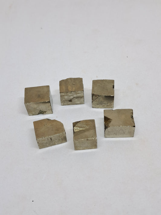 Pirita en bruto en cubos pequeños (España) Cristal natural | Ejemplar mineral n.° PR13