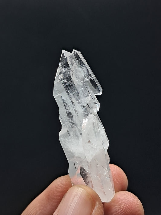 Cuarzo transparente desvanecido con crecimiento escalonado (Santander, Colombia) Punta natural | Ejemplar mineral n.° COQ14