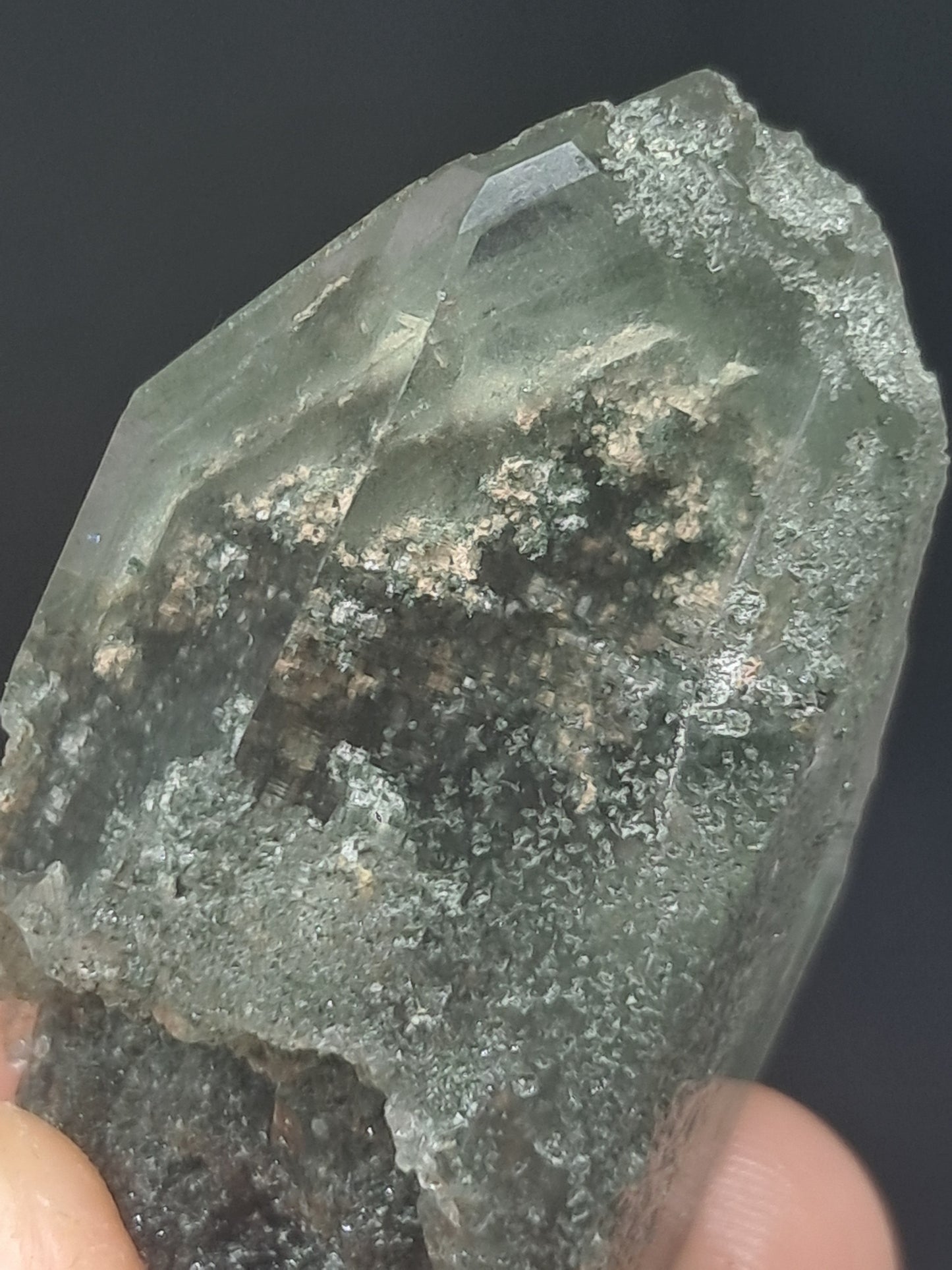 Punta de Cuarzo Clorita sobre Drusa de Cuarzo con Hematita (piedra natural no preciosa) #CQ6