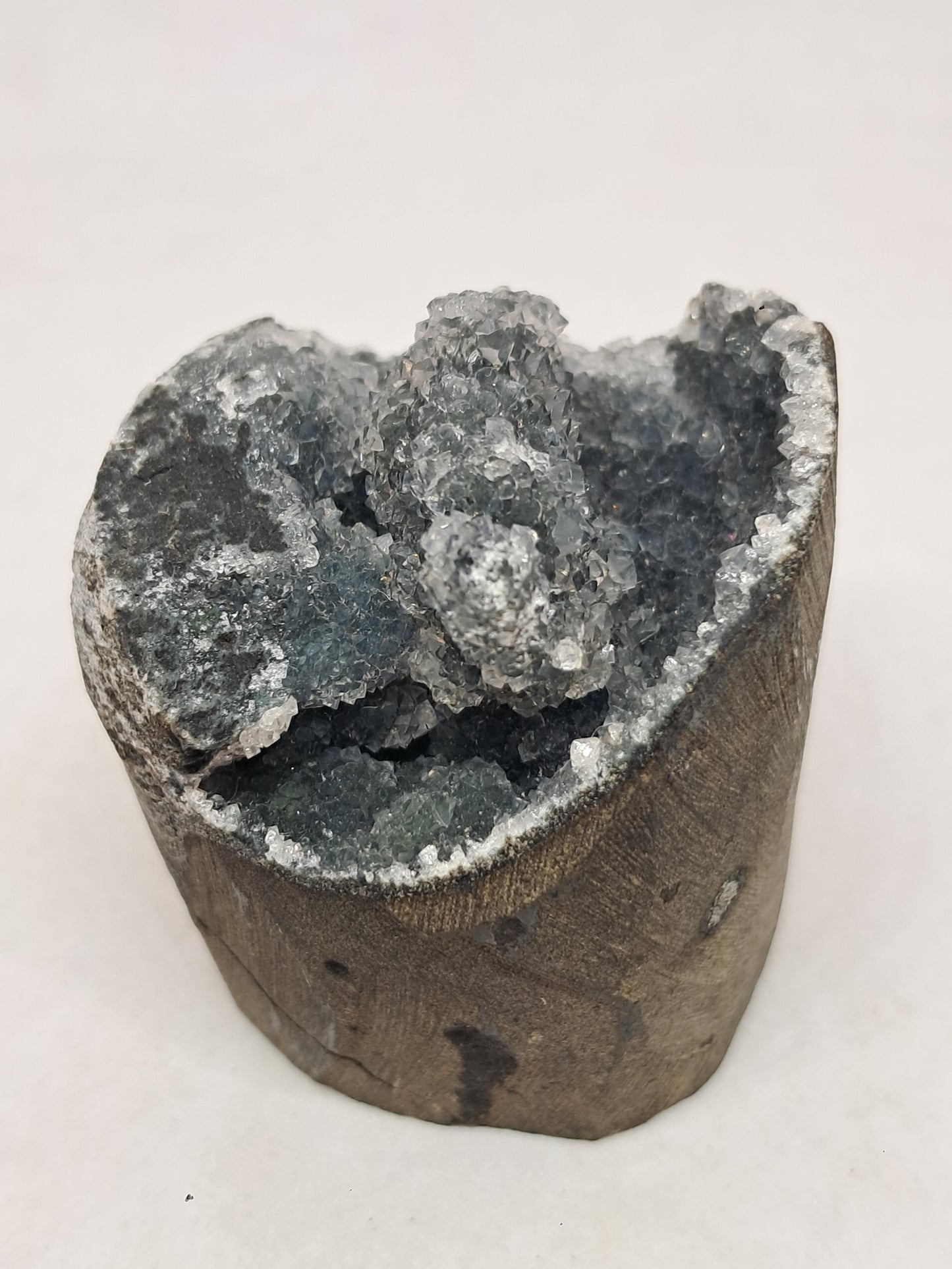 Calcedonia negra en geoda de basalto (Nashik) | Cristal natural | Ejemplar mineral n.° BC15