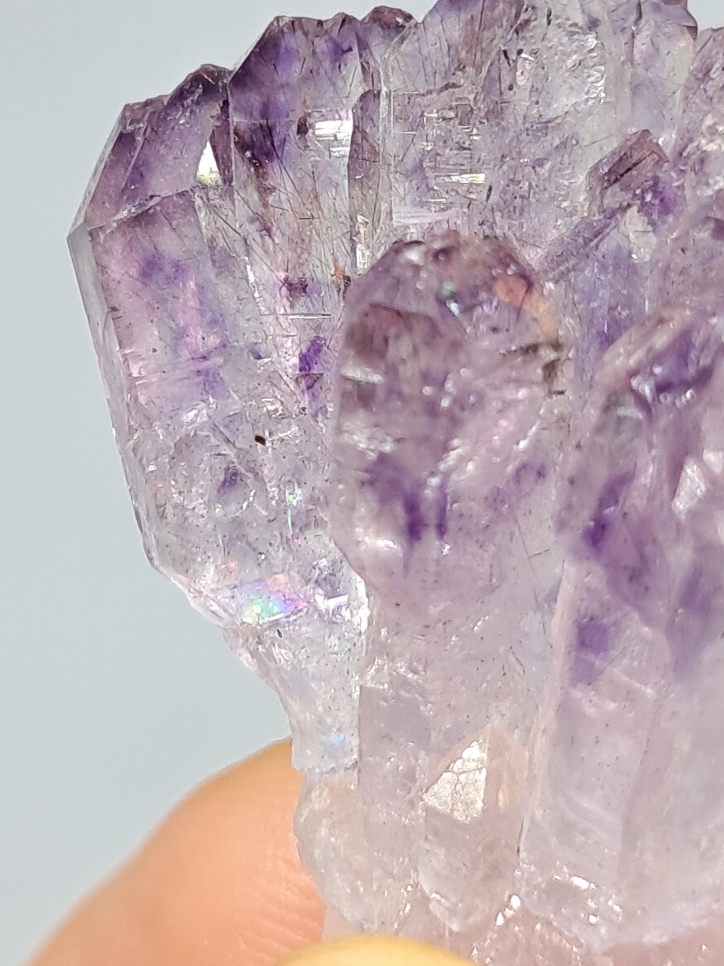 Cúmulo de cetro de amatista con rutilo y arcoíris (Karur) | Piedra natural | Ejemplar mineral n.° KA81