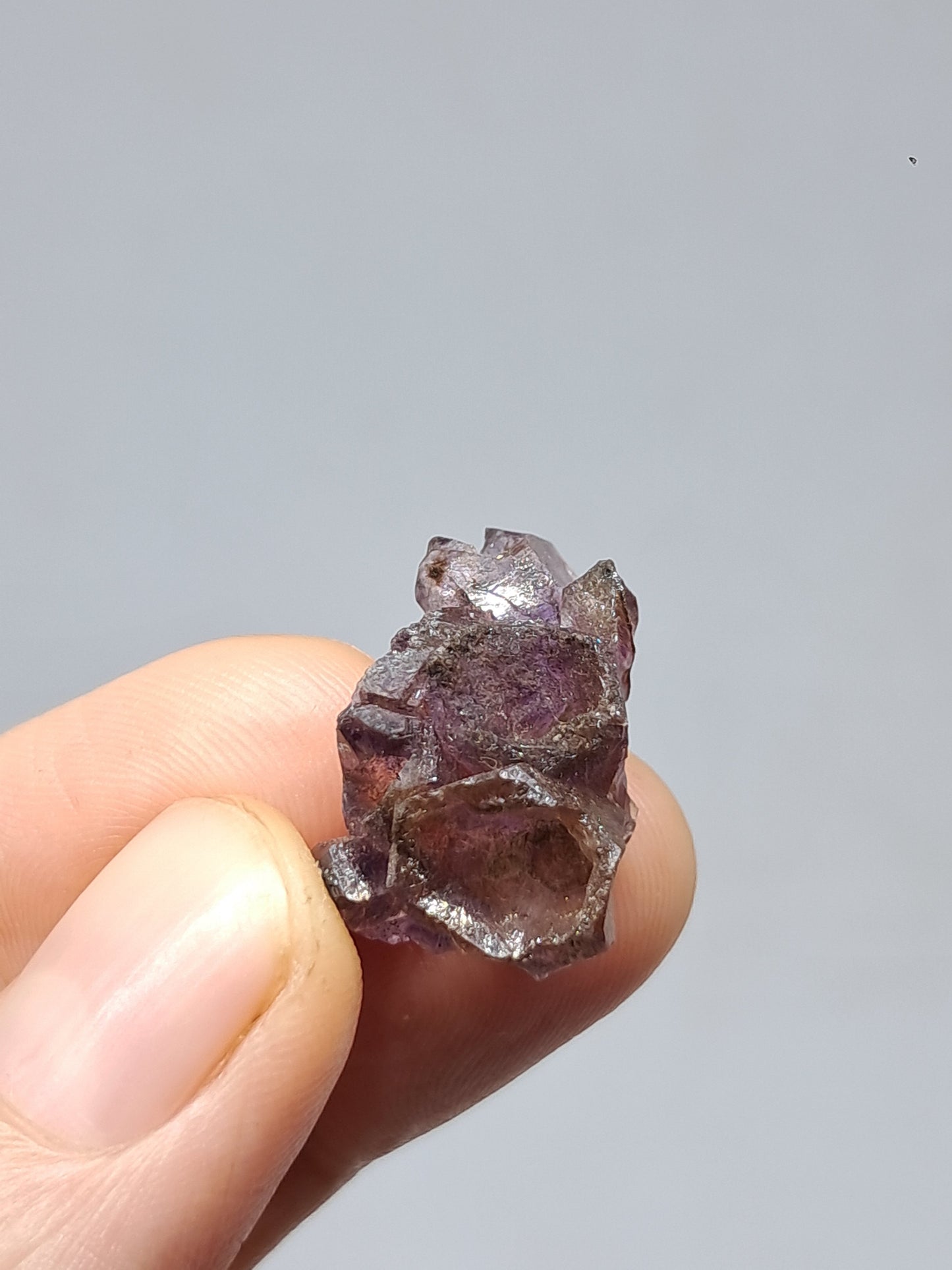 Cúmulo de amatista cetro con inclusiones Super Seven y formación de panal (Karur) | Cristal en bruto | Piedra natural | Ejemplar mineral n.° KA135