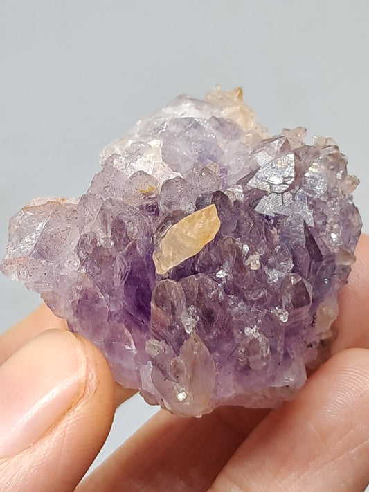 Amatista en forma de cetro con calcita reactiva a los rayos UV (Karur) | Cristal en bruto | Piedra natural | Ejemplar mineral n.° KA131
