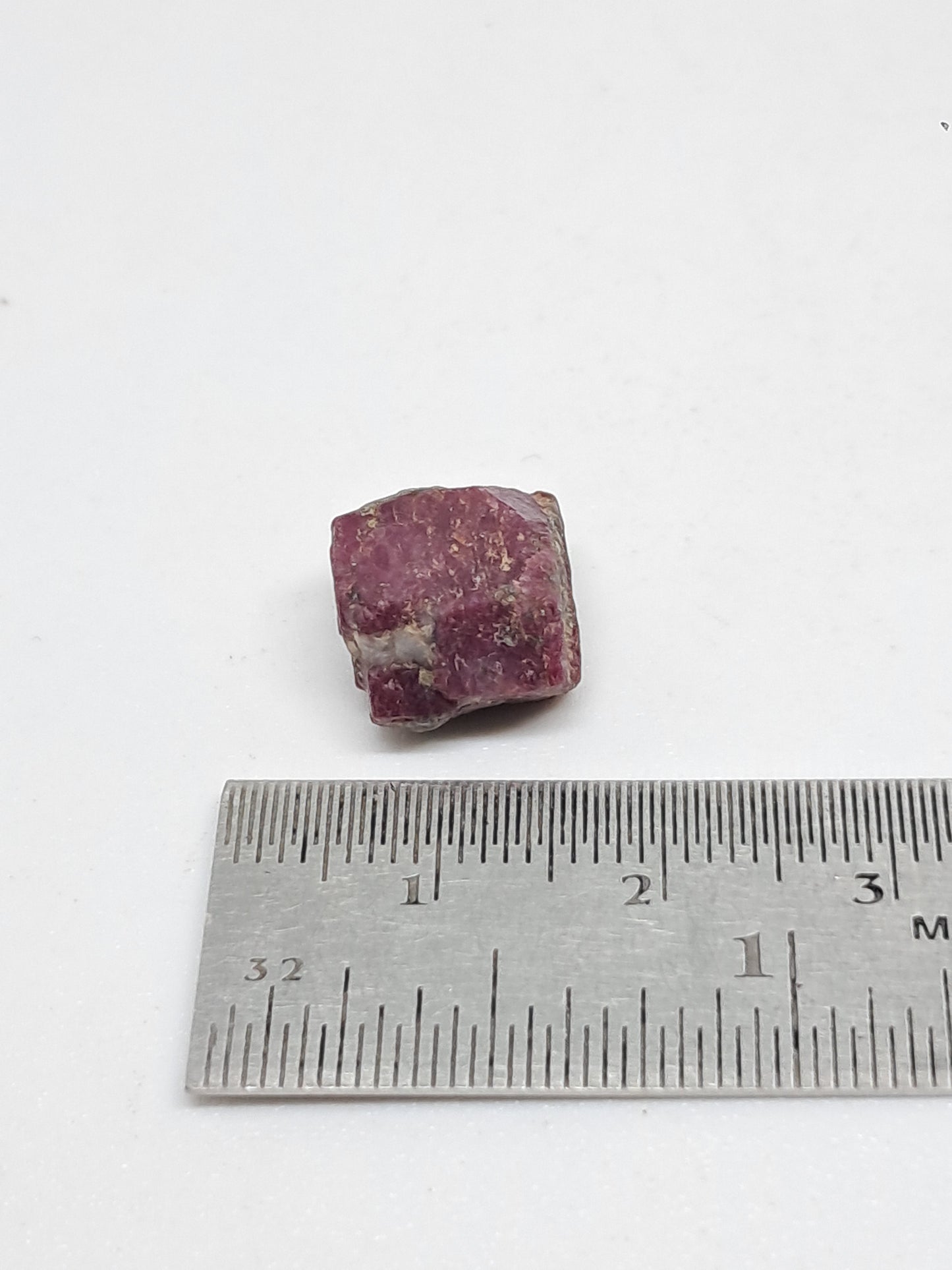 Cristal de rubí en bruto (Tamil Nadu) Piedra natural | Muestra de mineral #RB21