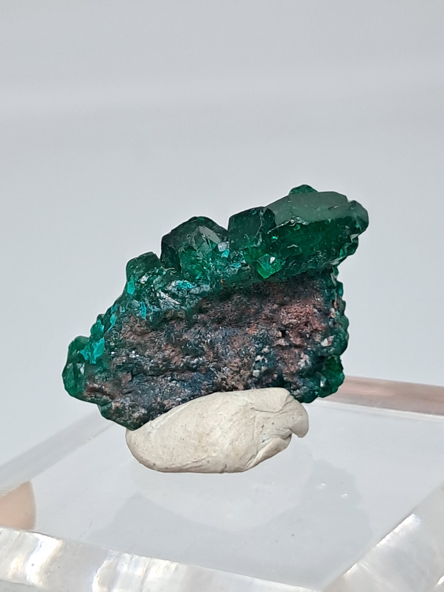 Cúmulo natural de dioptasa (República Democrática del Congo) | Cristal en bruto | Ejemplar mineral n.° DPT3