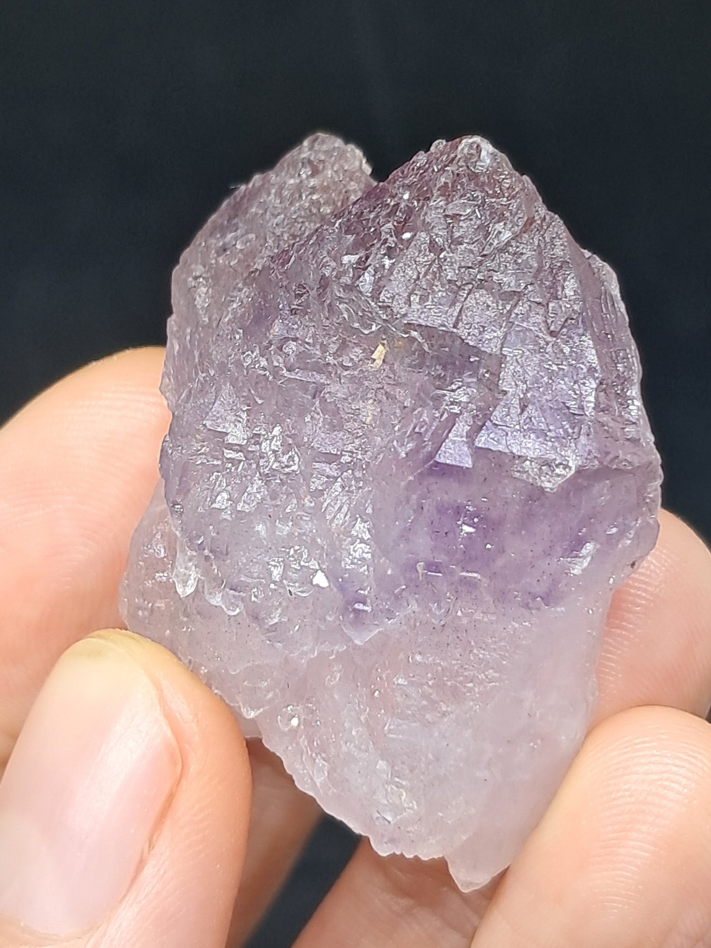 Punta de cristal de amatista grabada con cetro maclado (Karur) | Piedra natural | Ejemplar mineral n.° KA91