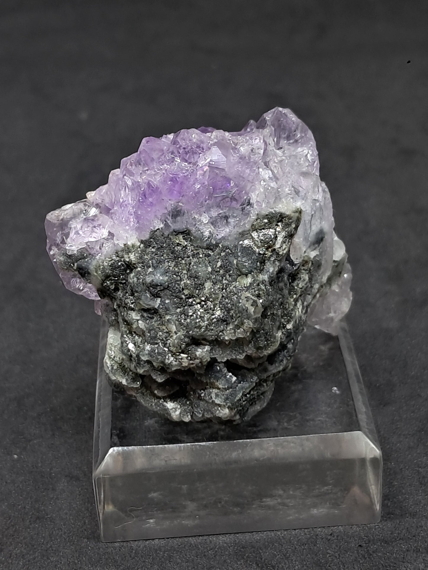 Amatista Elestial sobre matriz de hematita, goethita y calcedonia (Karur) | Cúmulo de cristales | Piedra natural | Ejemplar mineral n.° KA98