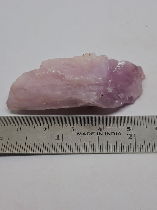 Cristal de kunzita en bruto (Madagascar), piedra natural en bruto | Espécimen de espodumena n.° KZ3