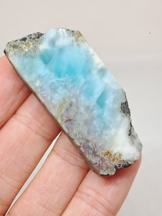 Rebanada de larimar en bruto con inclusiones de hematita (República Dominicana) | Piedra natural n.° LM37