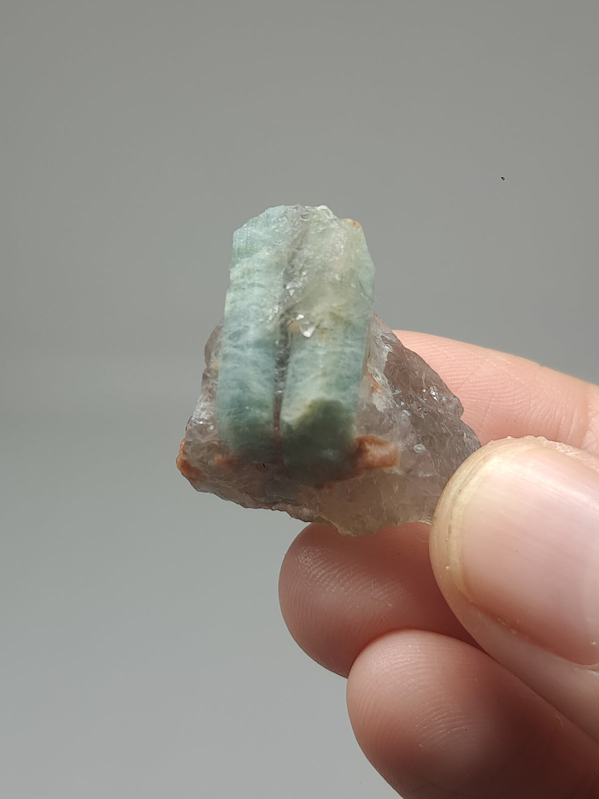 Aguamarina sobre Cuarzo Ahumado (Karur) Cristal Natural en Bruto | Espécimen Mineral #AQM41