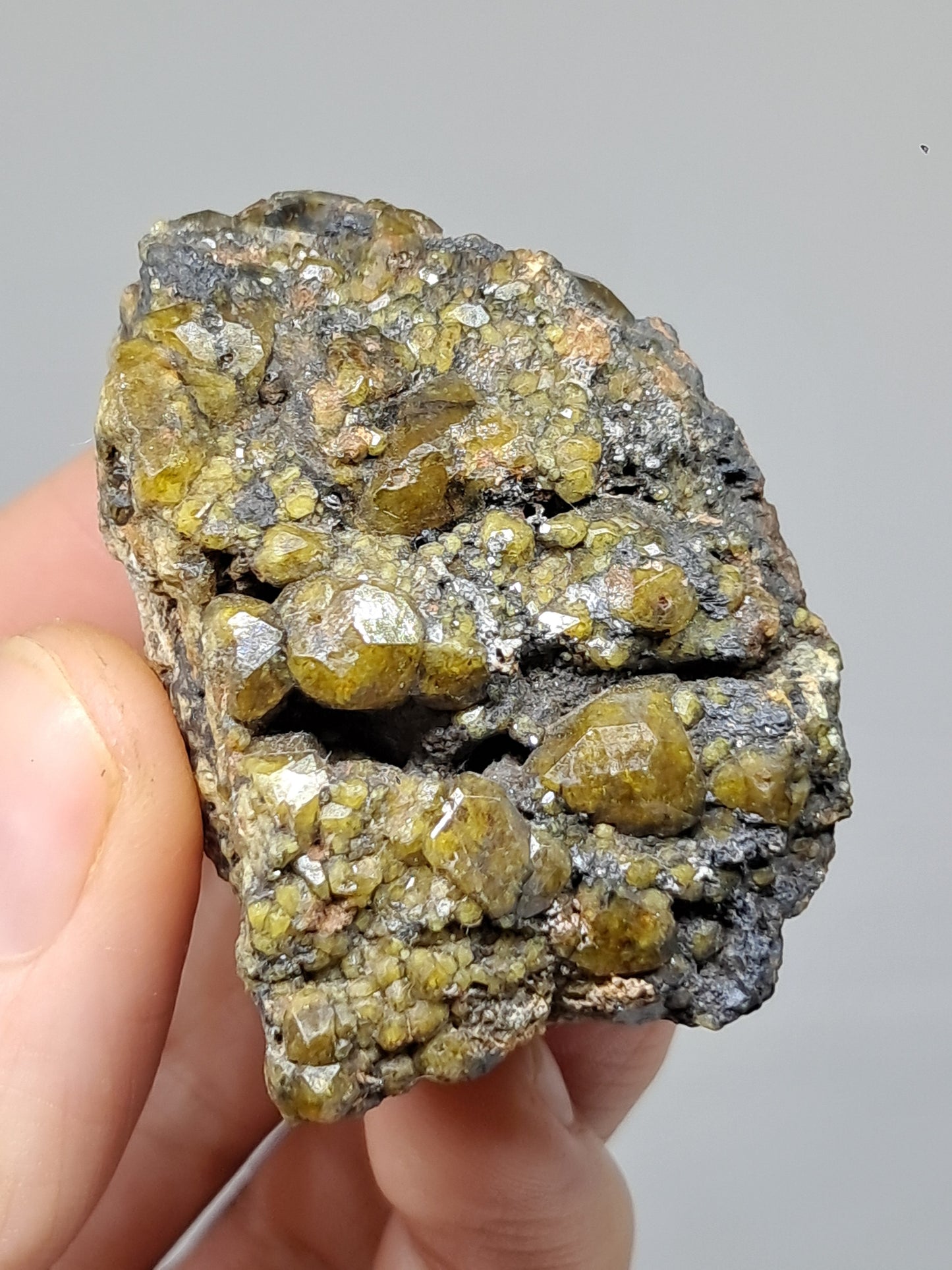Cúmulo de granate verde en matriz (México) | Cristal en bruto | Ejemplar mineral n.° GR16