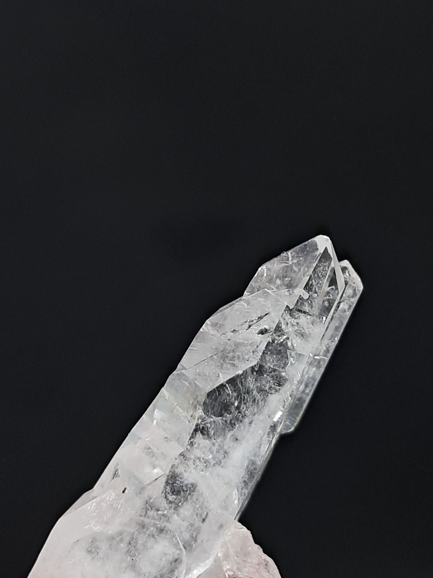 Cuarzo transparente desvanecido con crecimiento escalonado (Santander, Colombia) Punta natural | Ejemplar mineral n.° COQ14