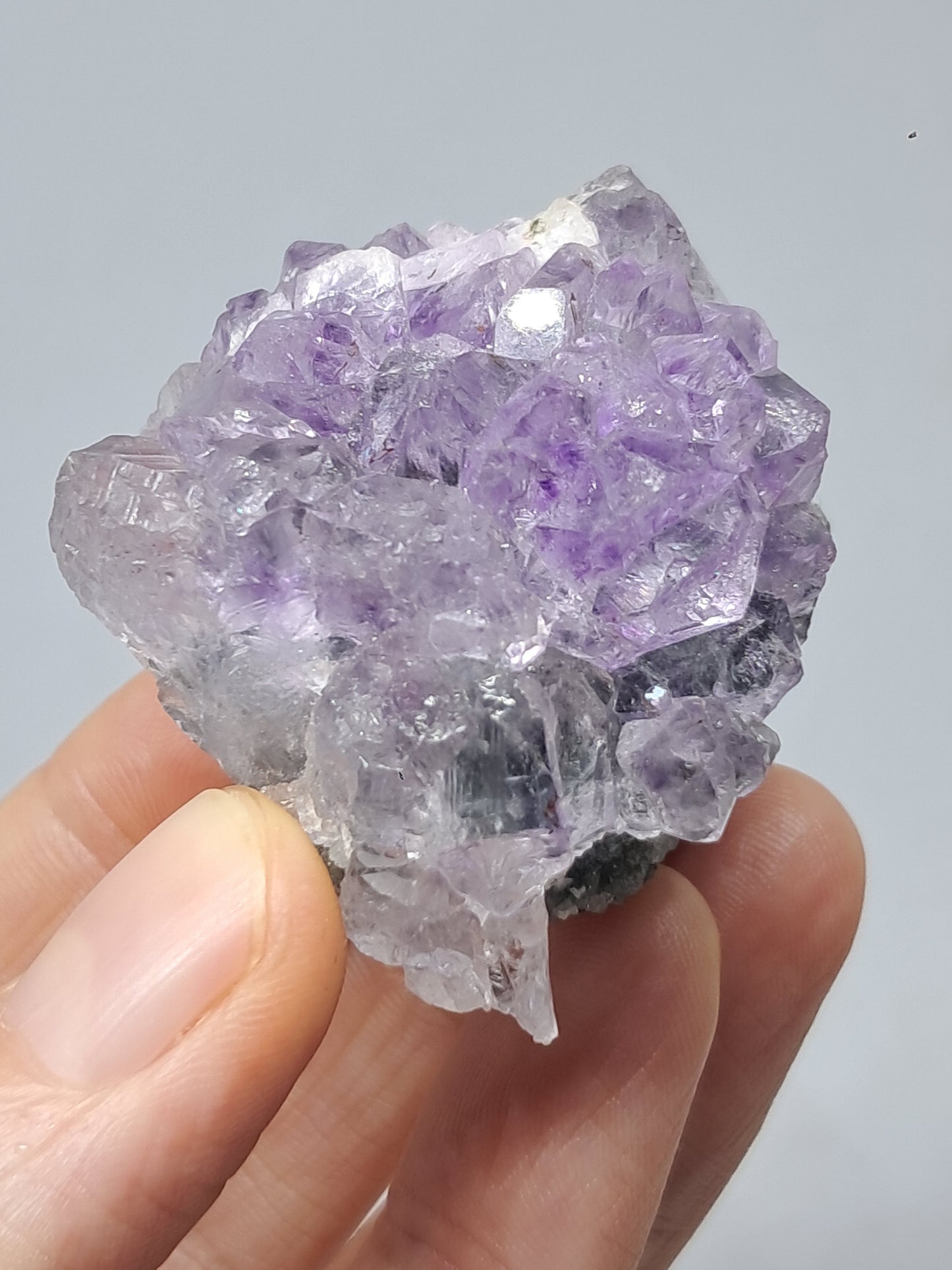 Amatista Elestial sobre matriz de hematita, goethita y calcedonia (Karur) | Cúmulo de cristales | Piedra natural | Ejemplar mineral n.° KA98