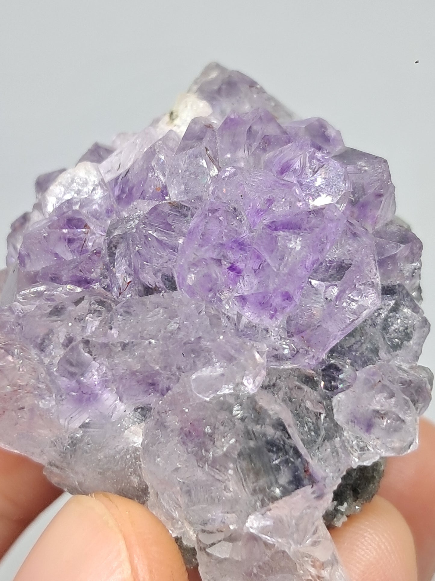 Amatista Elestial sobre matriz de hematita, goethita y calcedonia (Karur) | Cúmulo de cristales | Piedra natural | Ejemplar mineral n.° KA98