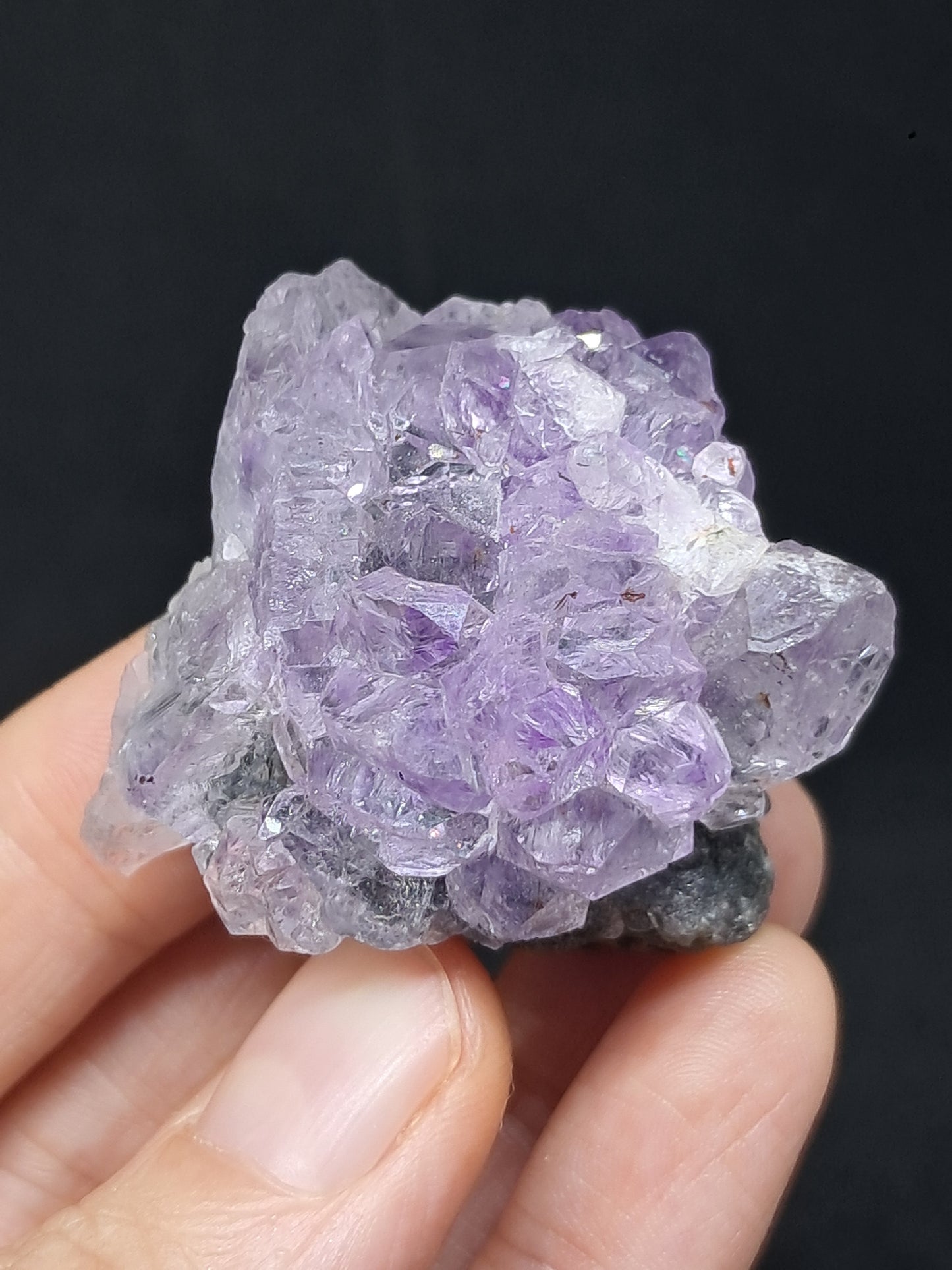 Amatista Elestial sobre matriz de hematita, goethita y calcedonia (Karur) | Cúmulo de cristales | Piedra natural | Ejemplar mineral n.° KA98