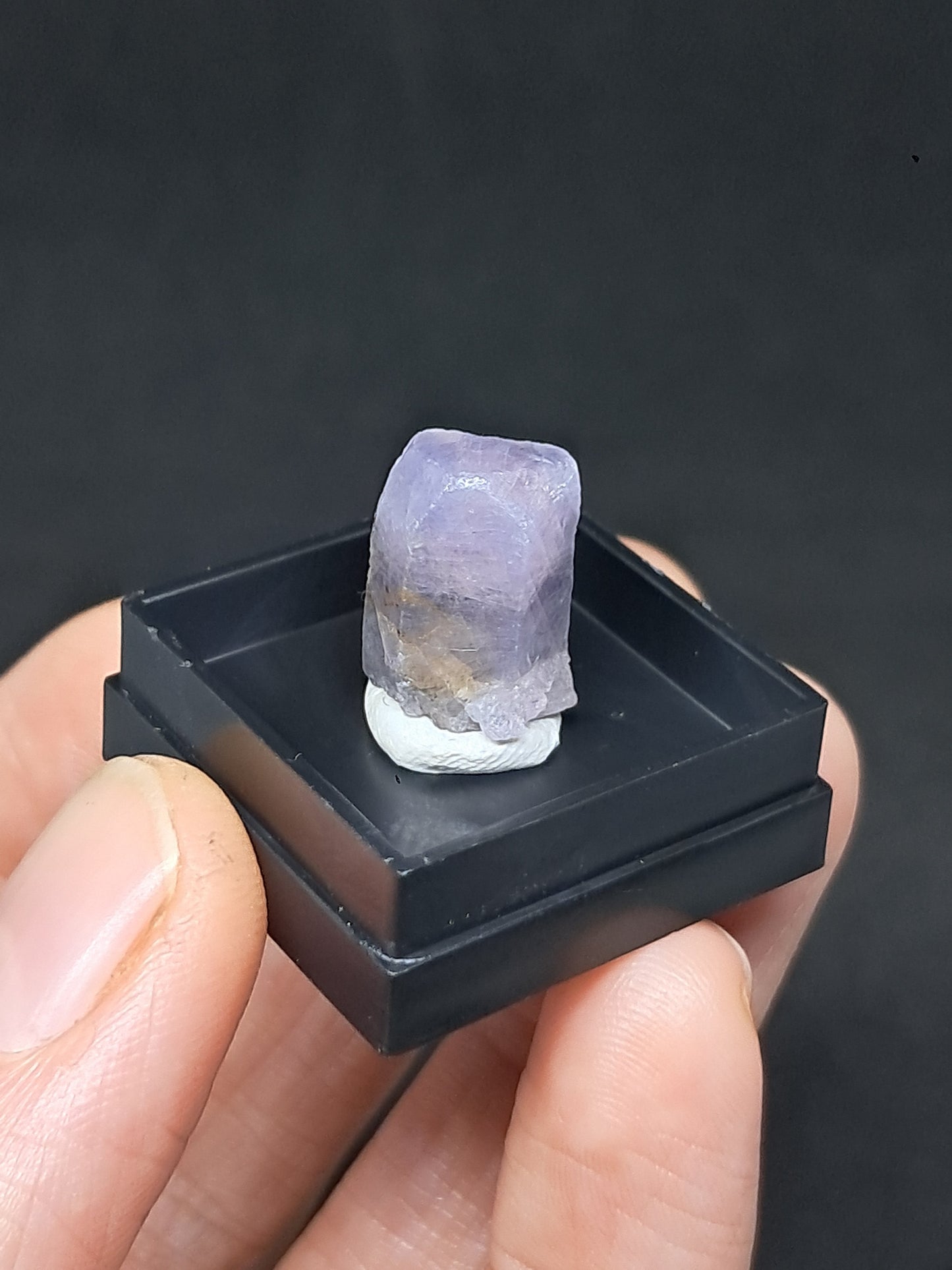 Zafiro natural con grabador (Madagascar), piedra en bruto | Ejemplar mineral n.° SP46