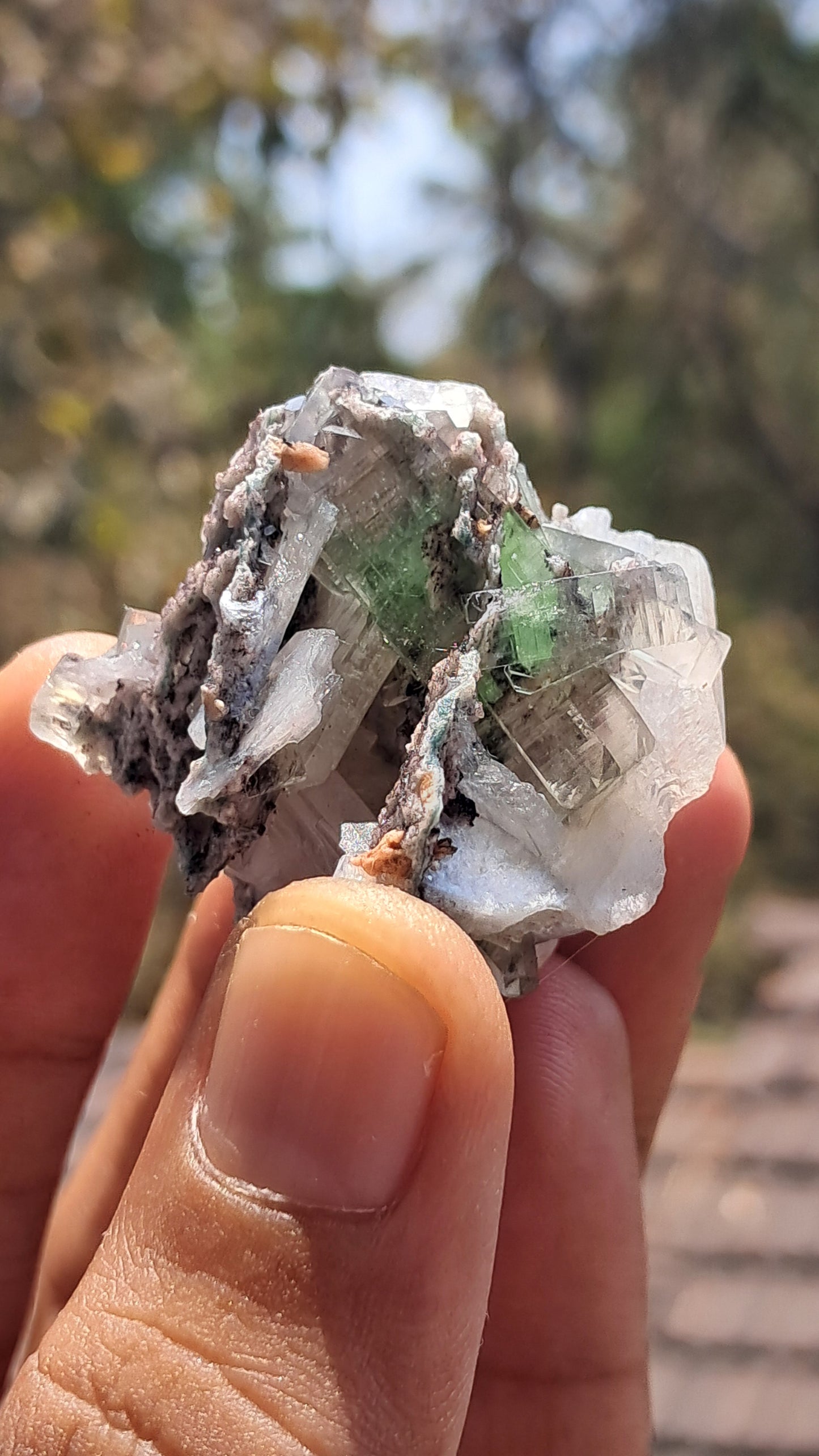 Apofilita Verde (Fluorapofilita) con Estilbita Blanca sobre Matriz (Ajanta) Cristal Natural | Muestra Mineral #GA23