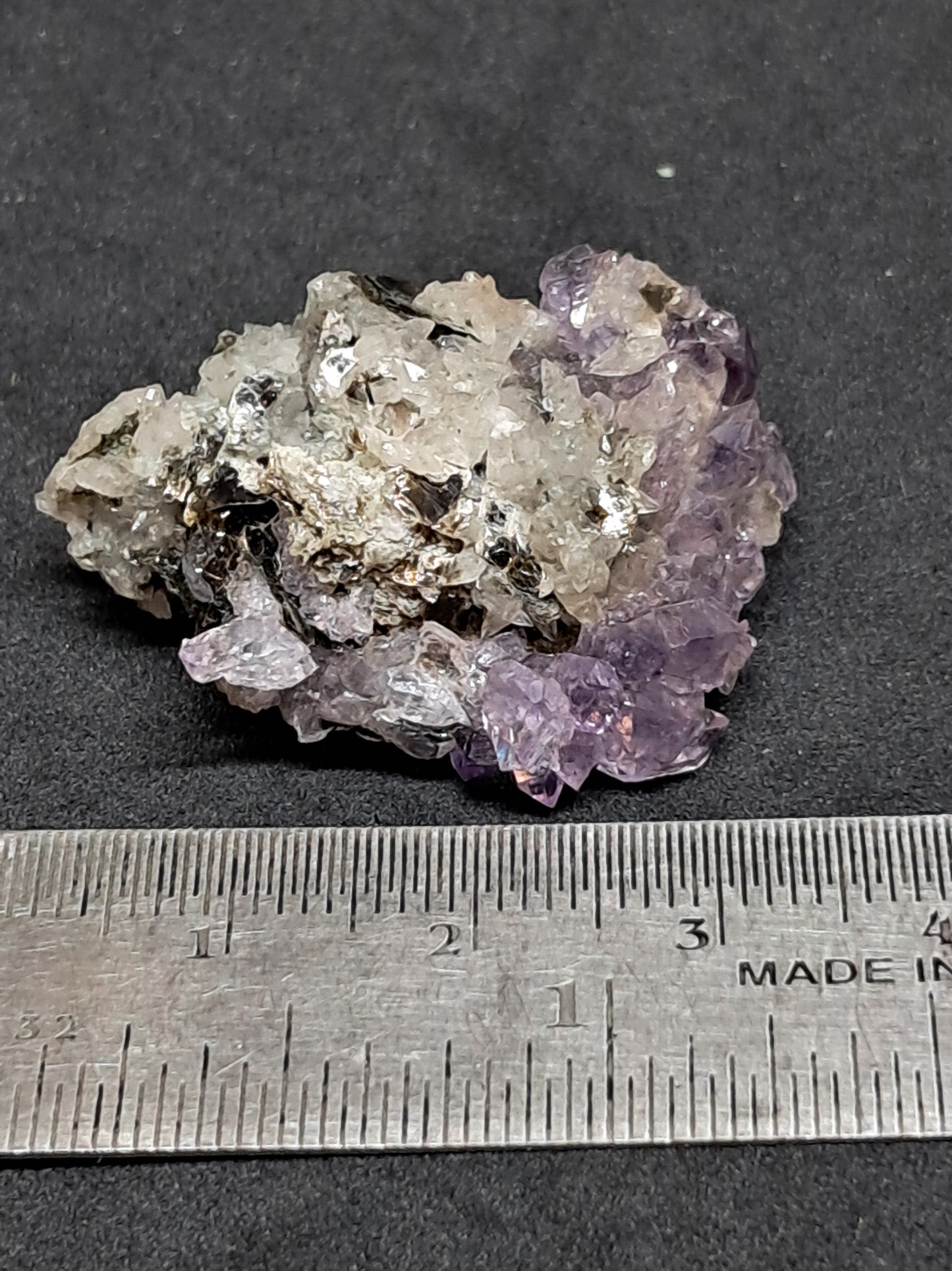 Cúmulo de amatista en matriz de albita y mica (Karur) | Cristal en bruto | Piedra natural | Ejemplar mineral n.° KA107