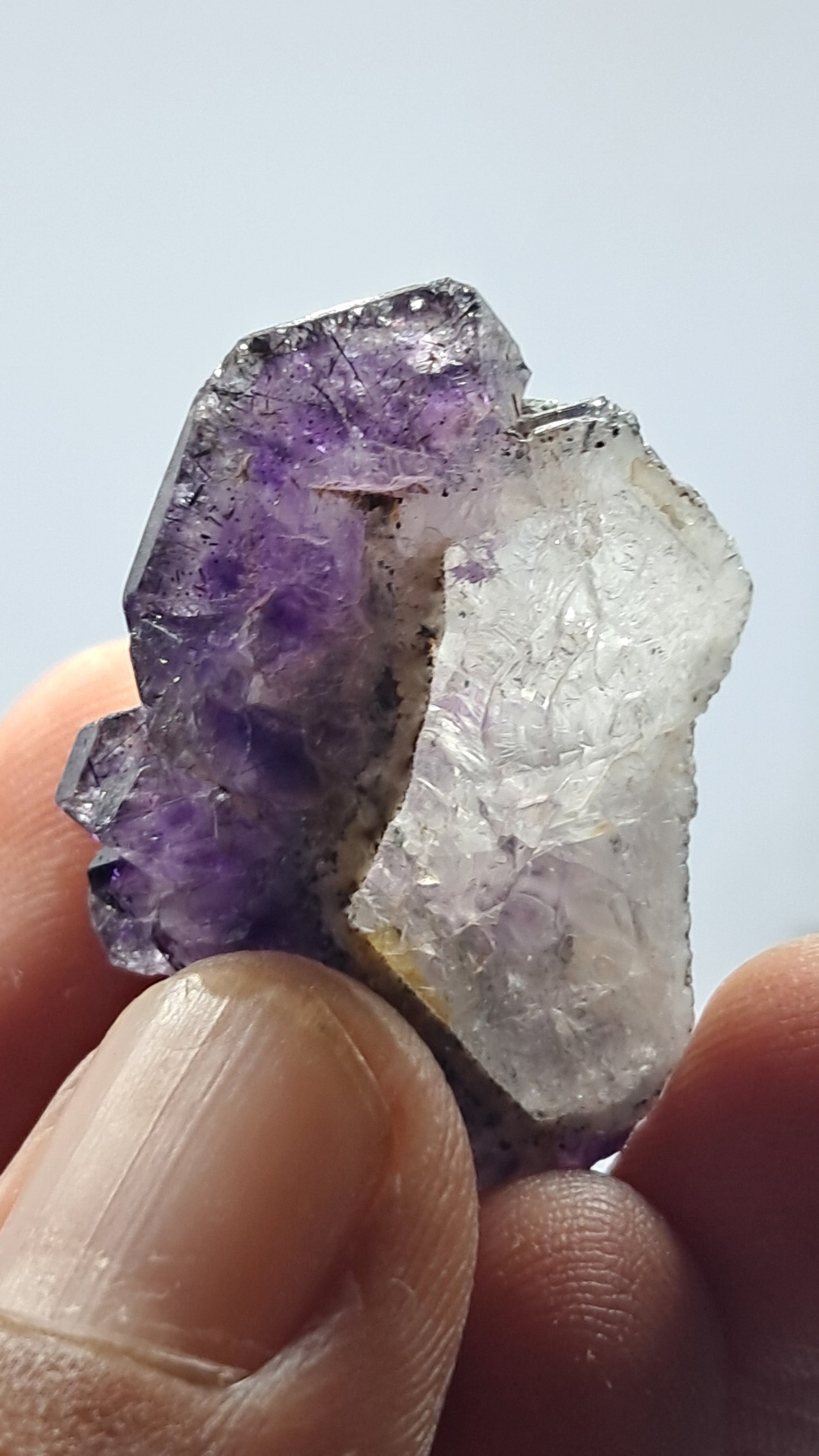 Amatista Elestial Morado Oscuro | Inclusiones de Hematita Goethita Rutilo | Cristal Natural | Espécimen Mineral #KA202