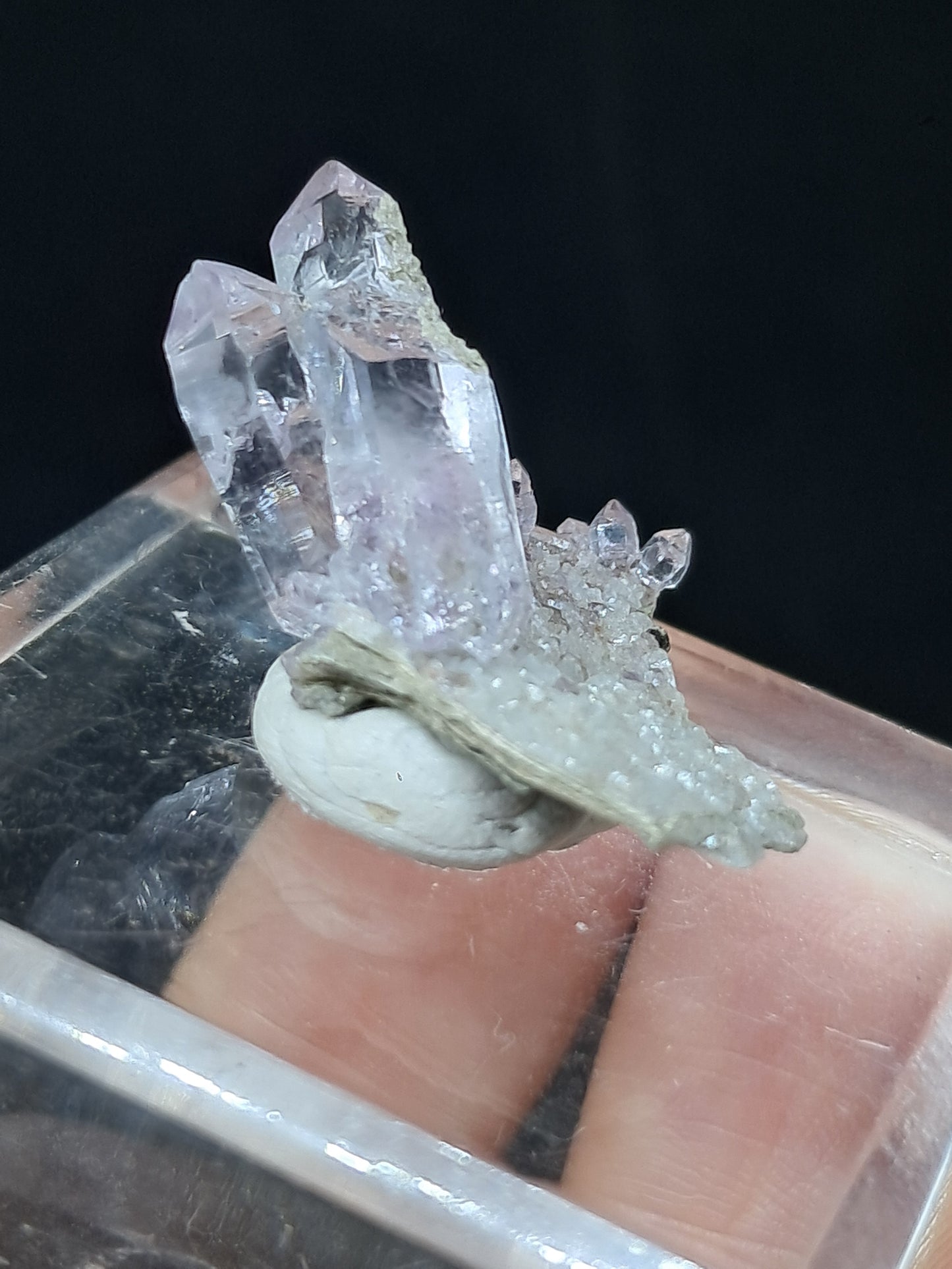Cúmulo de cetro de amatista sobre base de calcedonia y mica Elestial (Karur) | Cúmulo de cristal | Piedra natural | Ejemplar mineral n.° KA99