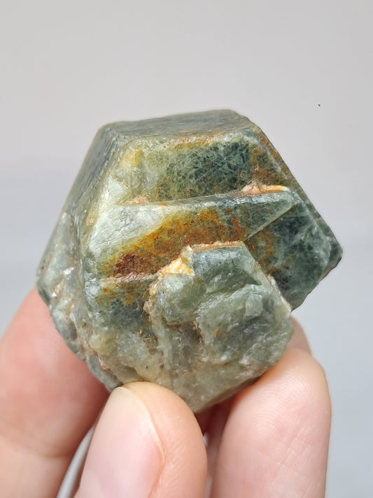 Cristal de zafiro *teal* verdoso natural (Karur) Piedra en bruto | Espécimen mineral #SP48