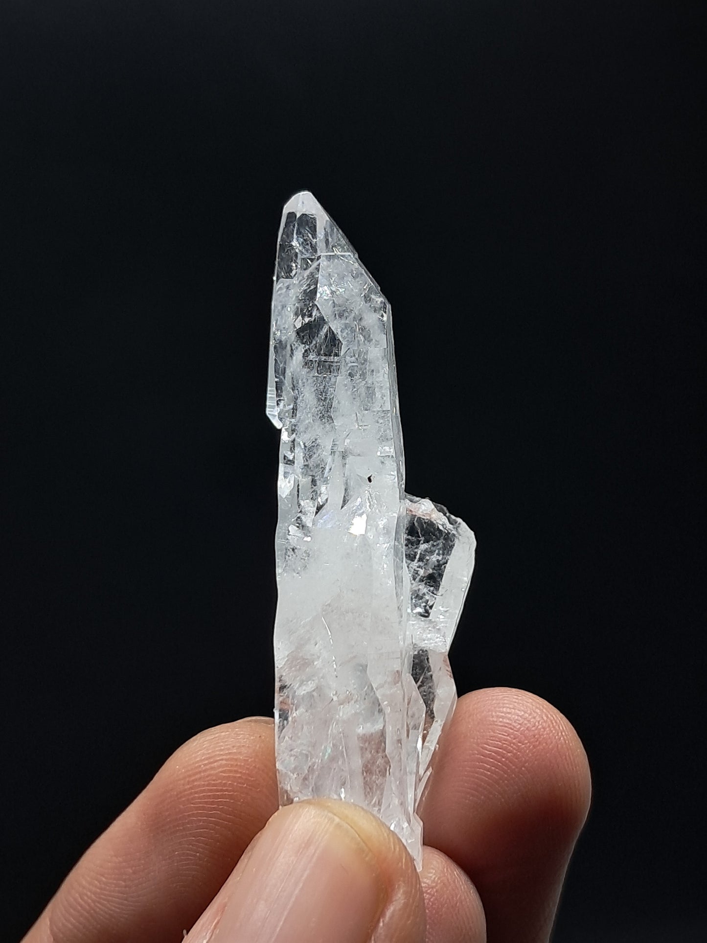 Cuarzo transparente desvanecido con crecimiento escalonado (Santander, Colombia) Punta natural | Ejemplar mineral n.° COQ14