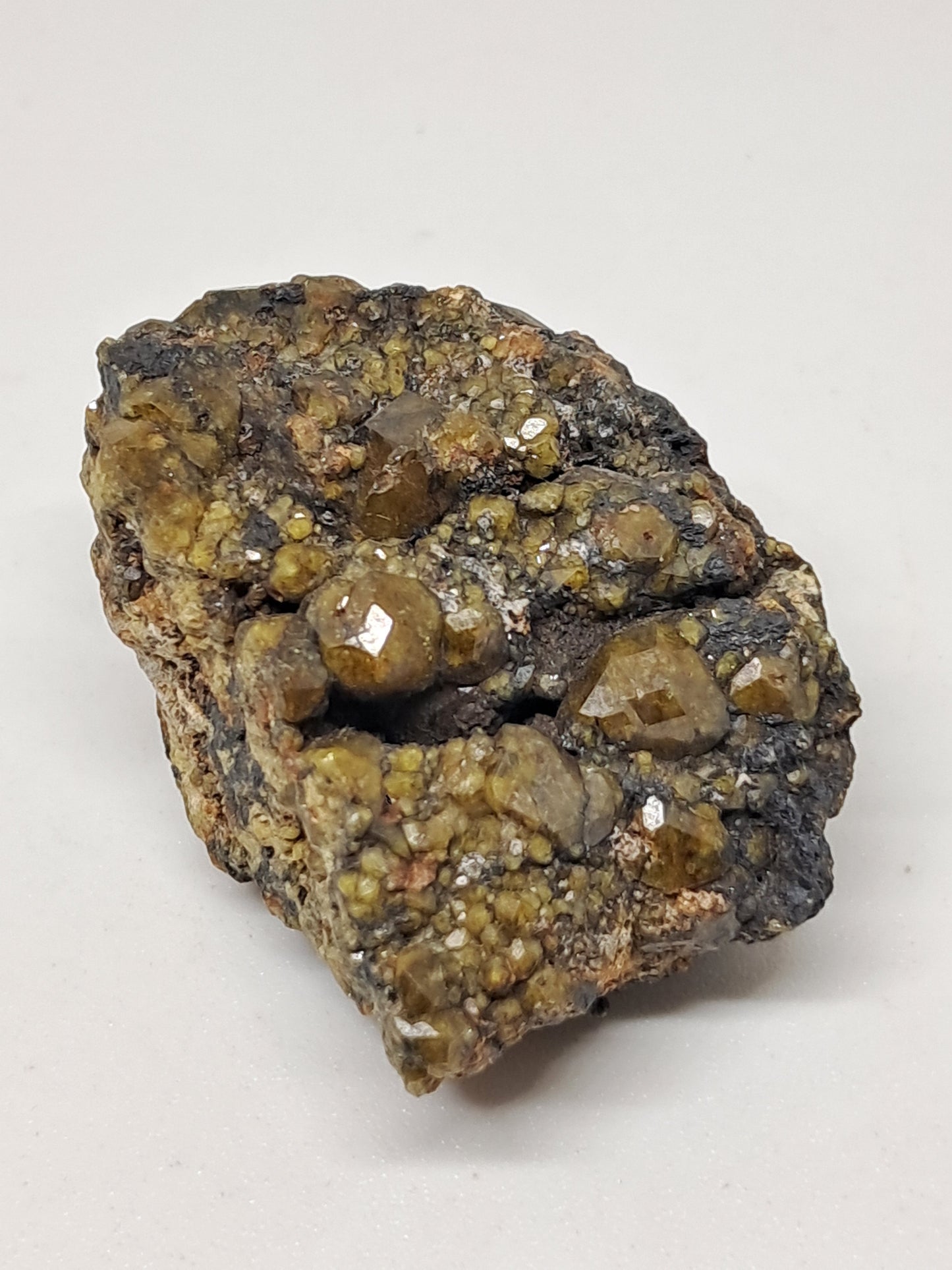 Cúmulo de granate verde en matriz (México) | Cristal en bruto | Ejemplar mineral n.° GR16