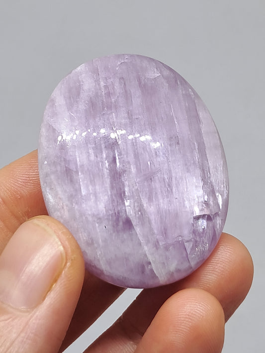 Piedra de palma de kunzita (Madagascar) pulida | Cristal natural n.° KZ5