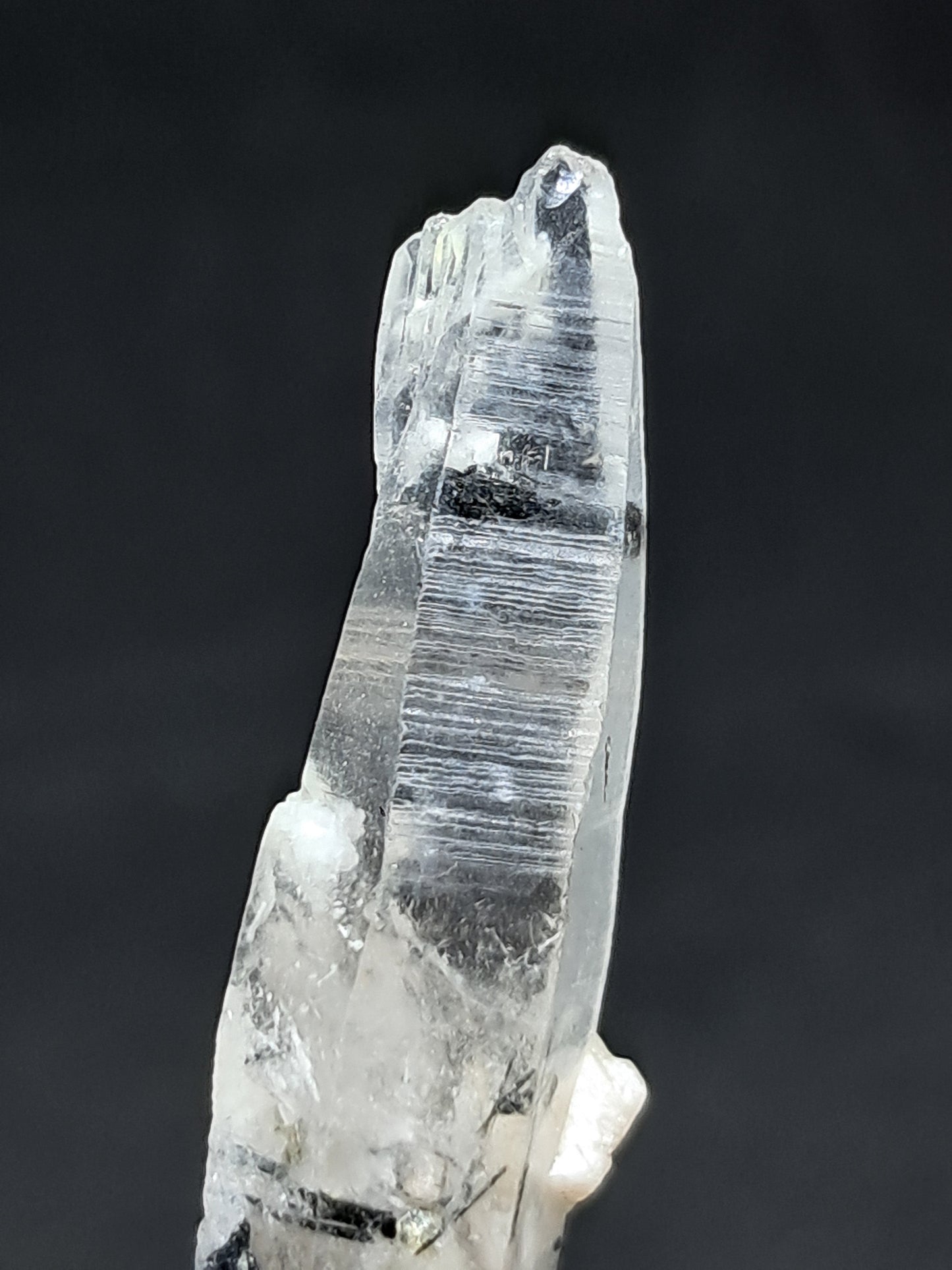 Punta de cristal de cuarzo turmalinado (karur), piedra natural | Ejemplar mineral n.° TQ28