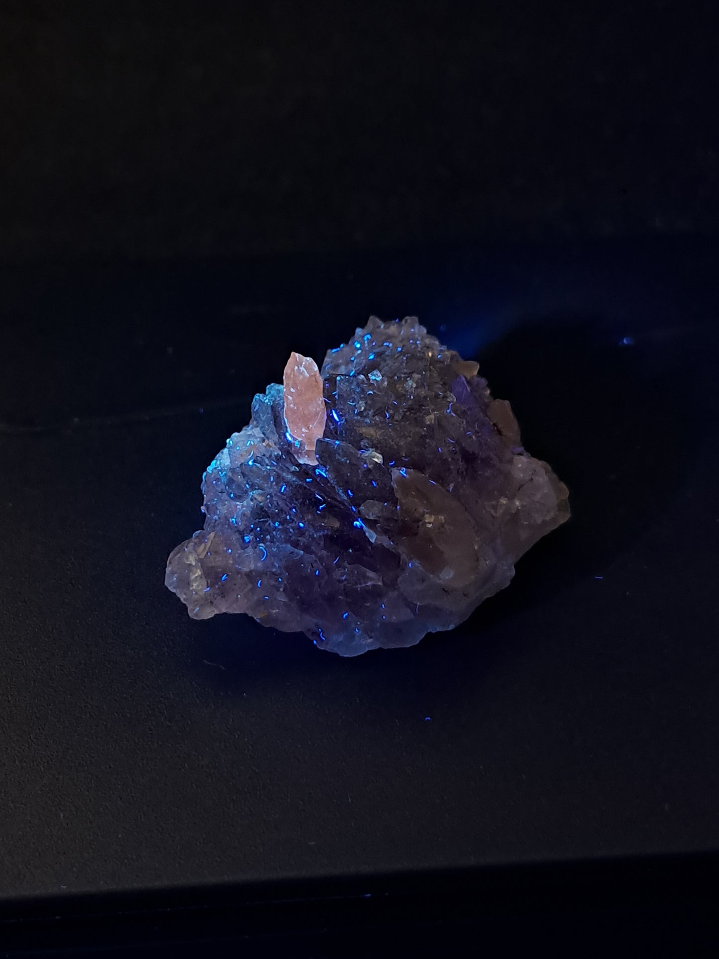 Amatista en forma de cetro con calcita reactiva a los rayos UV (Karur) | Cristal en bruto | Piedra natural | Ejemplar mineral n.° KA131