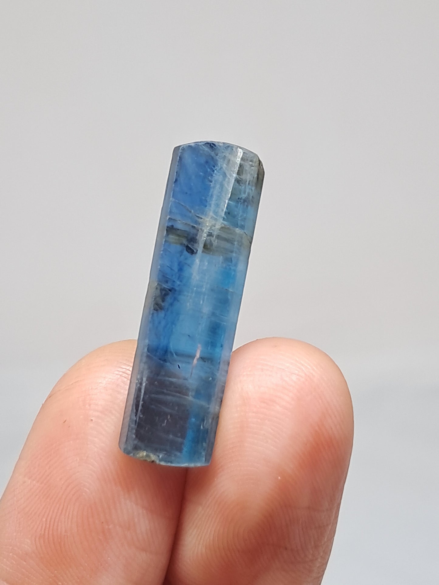 Cianita azul (Nepal) Cristal natural pulido n.° KY14