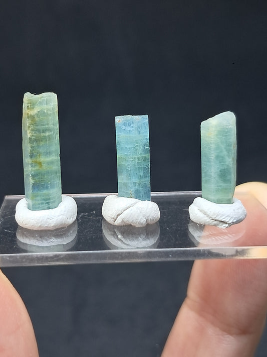 Conjunto de 3 Aguamarinas (Karur) Cristales Hexagonales en Bruto | Ejemplar Mineral n.° AQM35