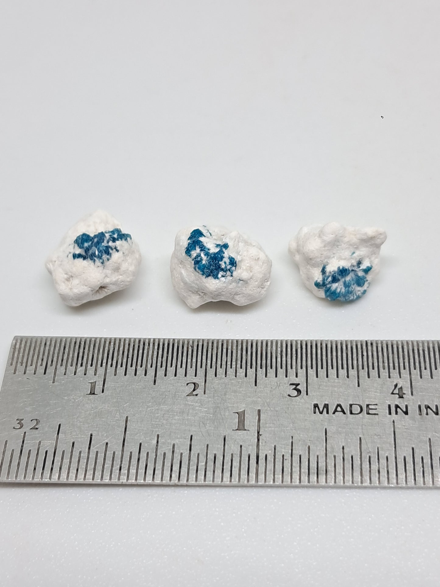 Conjunto de 3 pequeñas cavansitas en matriz de okenita (wagholi) en bruto | Cristal natural | Ejemplar mineral raro n.° CV38